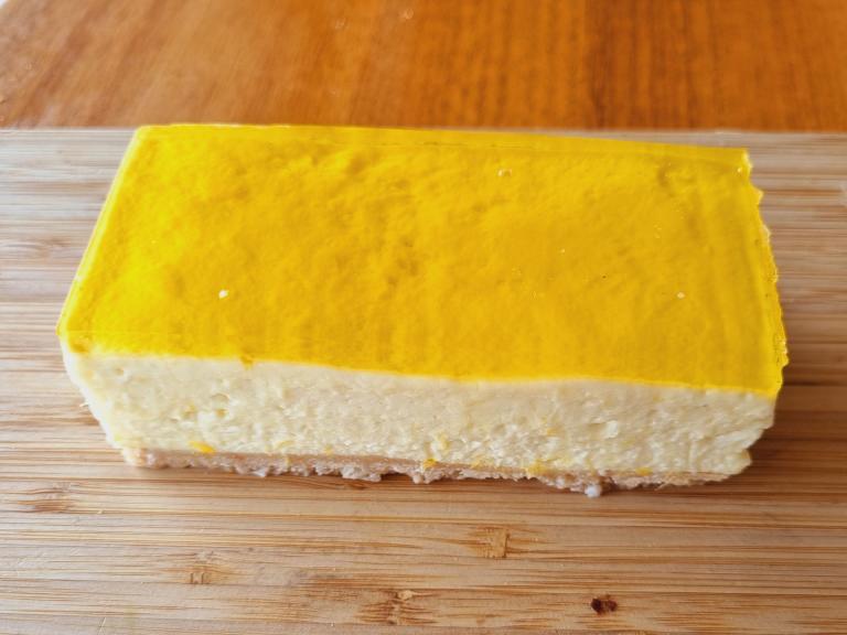 Mango cheesecake with real fruit and jelly topping